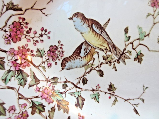 Plat ovale en faïence décoré de fauvettes dans les aubépines, Art Déco / Nouveau