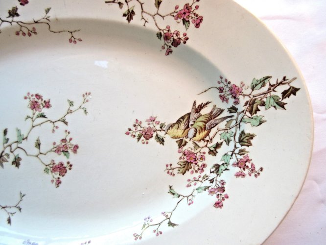 Plat ovale en faïence décoré de fauvettes dans les aubépines, Art Déco / Nouveau