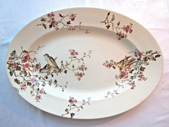 Plat ovale en faïence décoré de fauvettes dans les aubépines, Art Déco / Nouveau