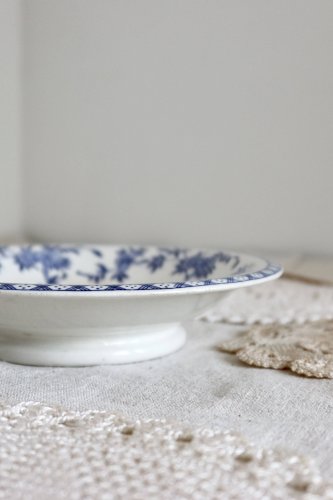 Plat piédouche vintage porcelaine Dresden - Motif fleuri bleu et blanc