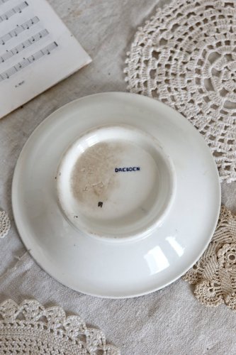 Plat piédouche vintage porcelaine Dresden - Motif fleuri bleu et blanc