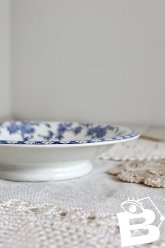 Plat piédouche vintage porcelaine Dresden - Motif fleuri bleu et blanc