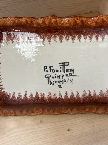 Plat rectangulaire signé Fouillen Quimper – 36 x 27,5 cm –