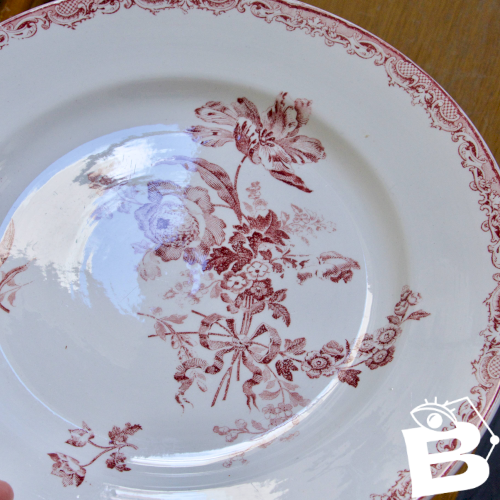 Plat rond ancien terre de fer rose signé Sarreguemines collection Fontanges