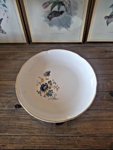 Plat rond creux Moulin des Loups Volubilis, fleurs bleues et dorure