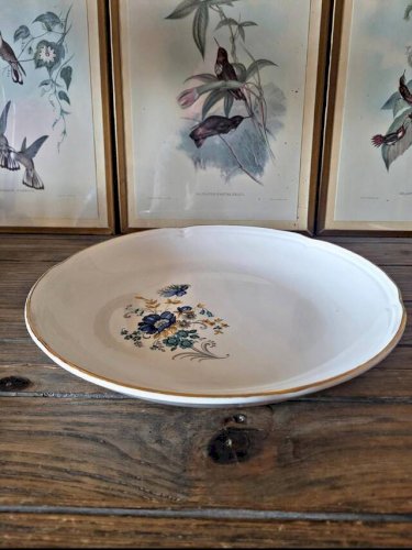 Plat rond creux Moulin des Loups Volubilis, fleurs bleues et dorure