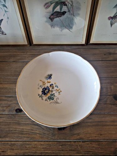 Plat rond creux Moulin des Loups Volubilis, fleurs bleues et dorure