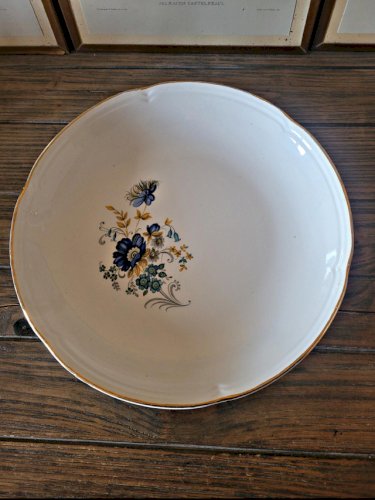 Plat rond creux Moulin des Loups Volubilis, fleurs bleues et dorure