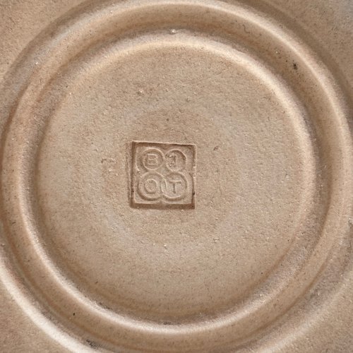 Plat rond en terre vernissée par Biot XXe décor stylisé M3684
