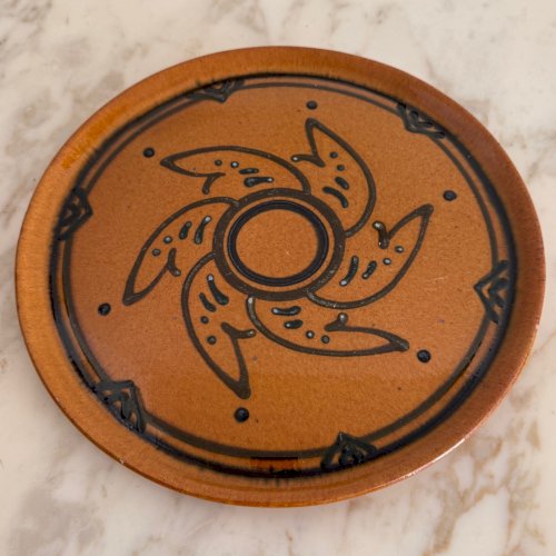 Plat rond en terre vernissée par Biot XXe décor stylisé M3684