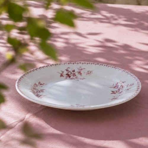 Plat rond XIXe terre de fer rose signé Maestricht Toulouse