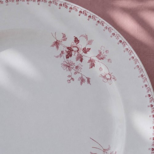 Plat rond XIXe terre de fer rose signé Maestricht Toulouse