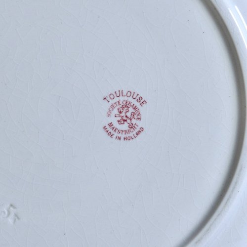Plat rond XIXe terre de fer rose signé Maestricht Toulouse
