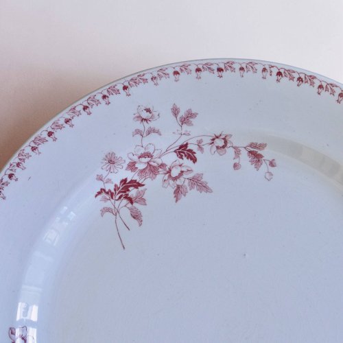 Plat rond XIXe terre de fer rose signé Maestricht Toulouse
