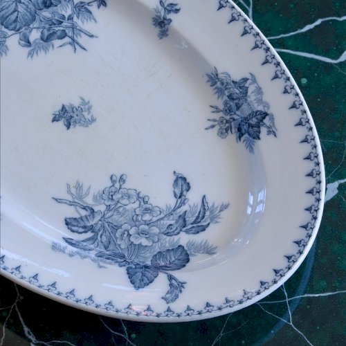 Plat terre de fer XIXe signé Sarreguemines Flore