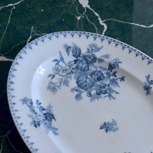 Plat terre de fer XIXe signé Sarreguemines Flore