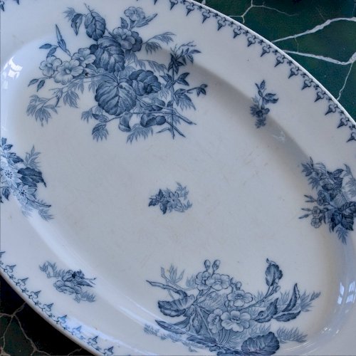 Plat terre de fer XIXe signé Sarreguemines Flore