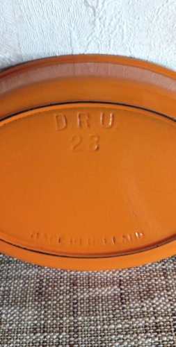 Plat vintage DRU 28 en fonte émaillée orange – Made in Holland – Années 1970 – Pièce rare et robuste