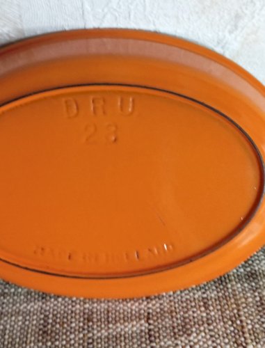 Plat vintage DRU 28 en fonte émaillée orange – Made in Holland – Années 1970 – Pièce rare et robuste