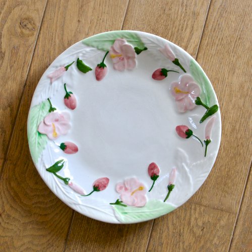 Plat vintage portugais en barbotine fraises et fleurs roses