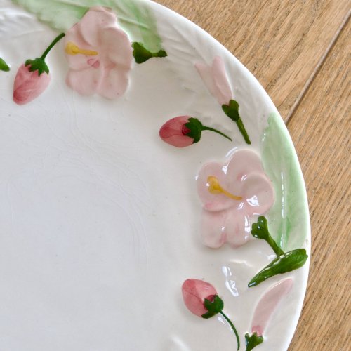 Plat vintage portugais en barbotine fraises et fleurs roses