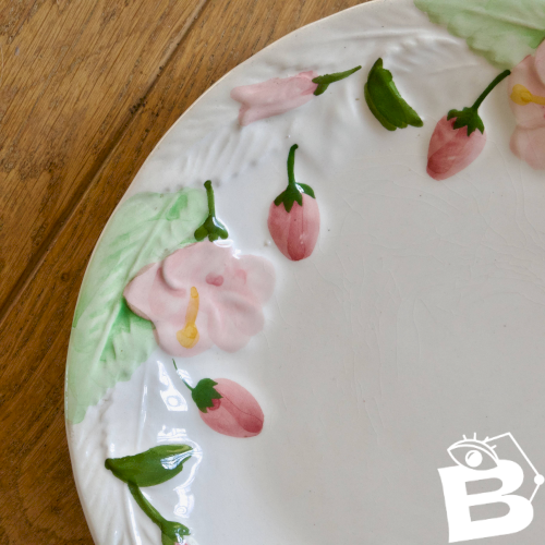 Plat vintage portugais en barbotine fraises et fleurs roses