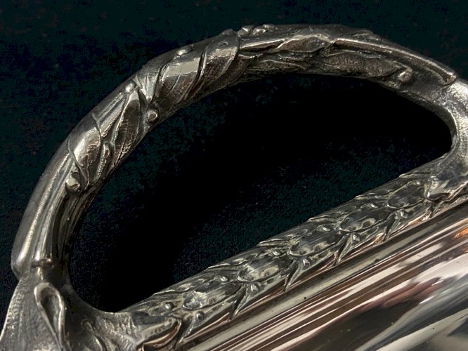 Plateau à anses en métal argenté à décor de frises de lauriers style Empire