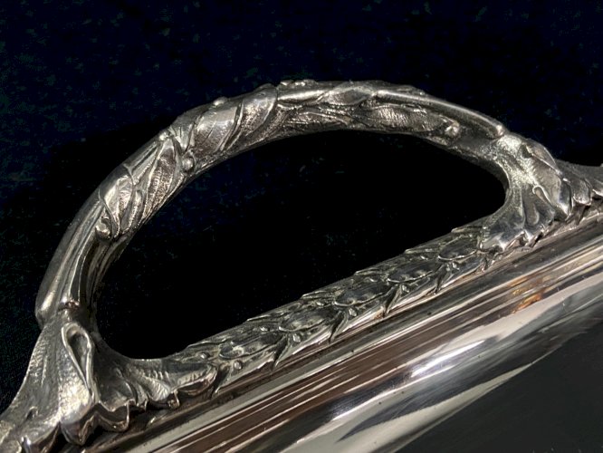 Plateau à anses en métal argenté à décor de frises de lauriers style Empire