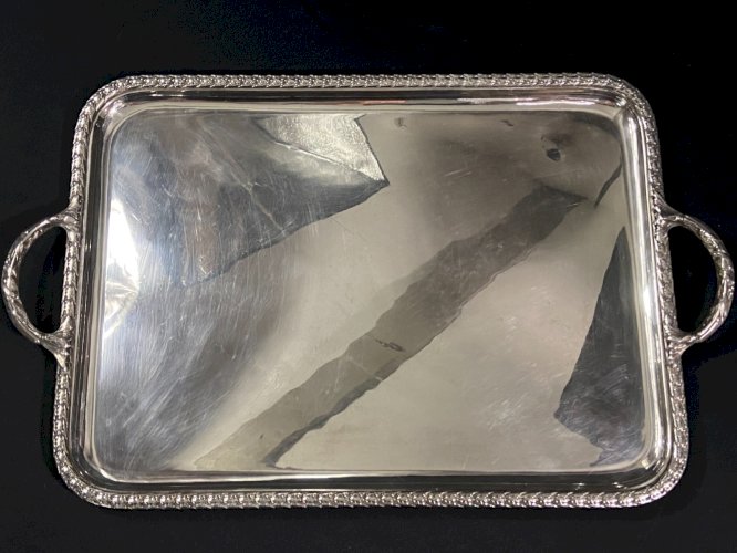 Plateau à anses en métal argenté à décor de frises de lauriers style Empire