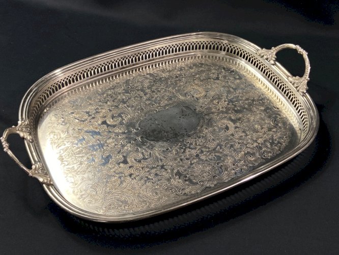 Plateau à anses en métal argenté de style Régence à bordure ajourée