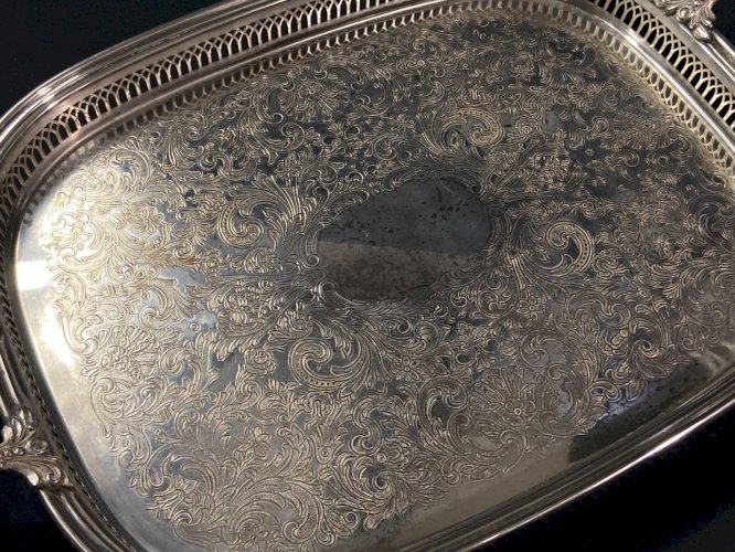 Plateau à anses en métal argenté de style Régence à bordure ajourée