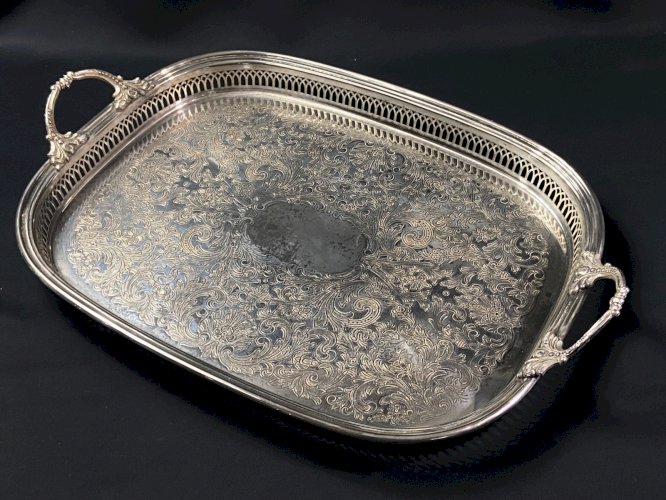 Plateau à anses en métal argenté de style Régence à bordure ajourée