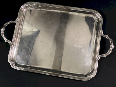 Plateau à anses en métal argenté décor coquilles de style Louis XV