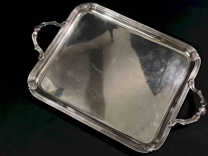 Plateau à anses en métal argenté décor coquilles de style Louis XV