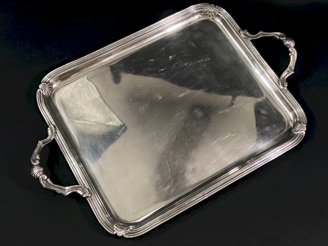 Plateau à anses en métal argenté décor coquilles de style Louis XV
