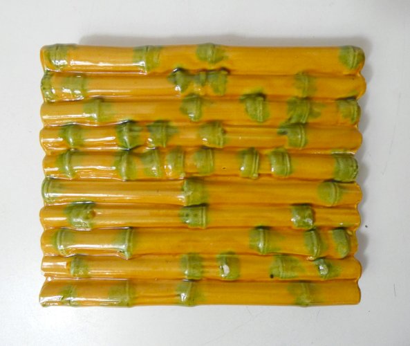 Plateau à fromage vintage en barbotine Vallauris signé trompe l’œil bambou