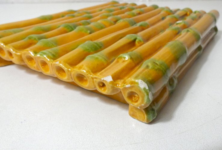 Plateau à fromage vintage en barbotine Vallauris signé trompe l’œil bambou