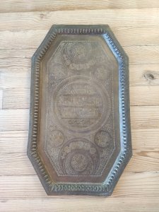 Plateau à thé oriental ancien en laiton gravé