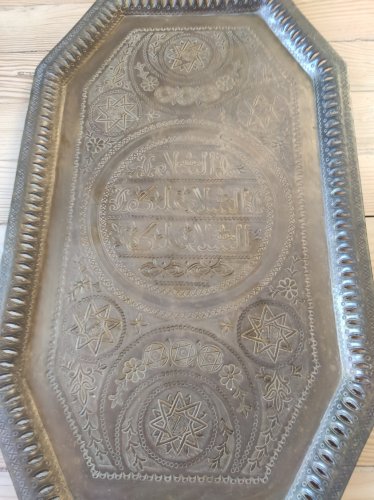 Plateau à thé oriental ancien en laiton gravé