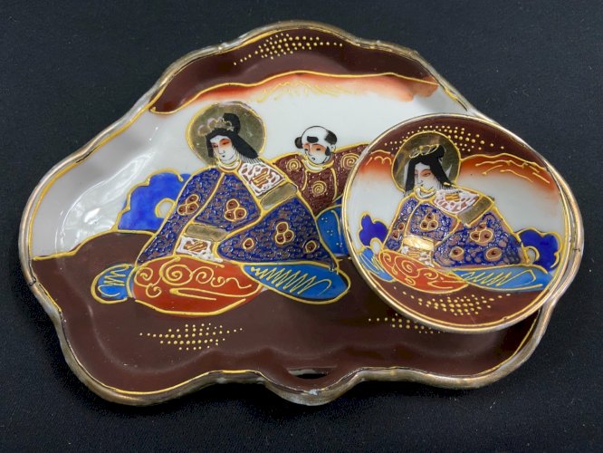 Plateau accompagné de sa petite coupe en porcelaine Satsuma Japon Saké encens