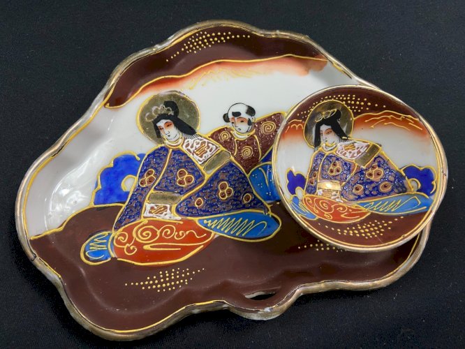 Plateau accompagné de sa petite coupe en porcelaine Satsuma Japon Saké encens