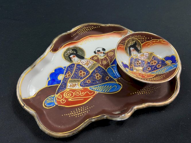 Plateau accompagné de sa petite coupe en porcelaine Satsuma Japon Saké encens