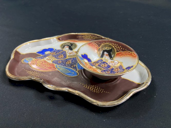 Plateau accompagné de sa petite coupe en porcelaine Satsuma Japon Saké encens