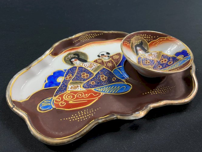 Plateau accompagné de sa petite coupe en porcelaine Satsuma Japon Saké encens