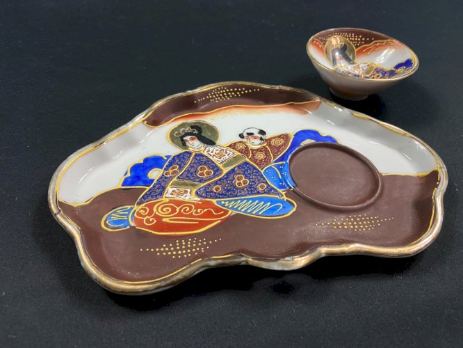Plateau accompagné de sa petite coupe en porcelaine Satsuma Japon Saké encens