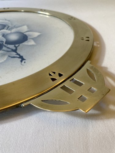 Plateau Art Nouveau en faïence avec monture en laiton