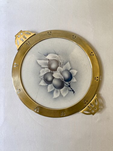 Plateau Art Nouveau en faïence avec monture en laiton