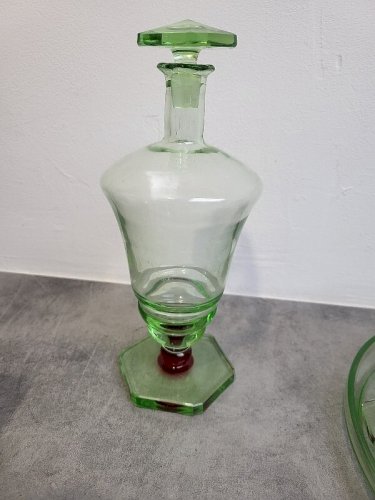 PLATEAU + CARAFE + 7 VERRES VERT ET ROUGE EN VERRE