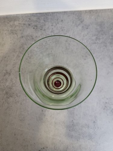 PLATEAU + CARAFE + 7 VERRES VERT ET ROUGE EN VERRE