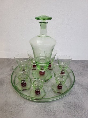 PLATEAU + CARAFE + 7 VERRES VERT ET ROUGE EN VERRE